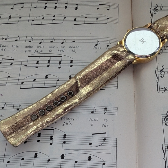 Gold and Black Quartz Watch - Picture 9 of 13